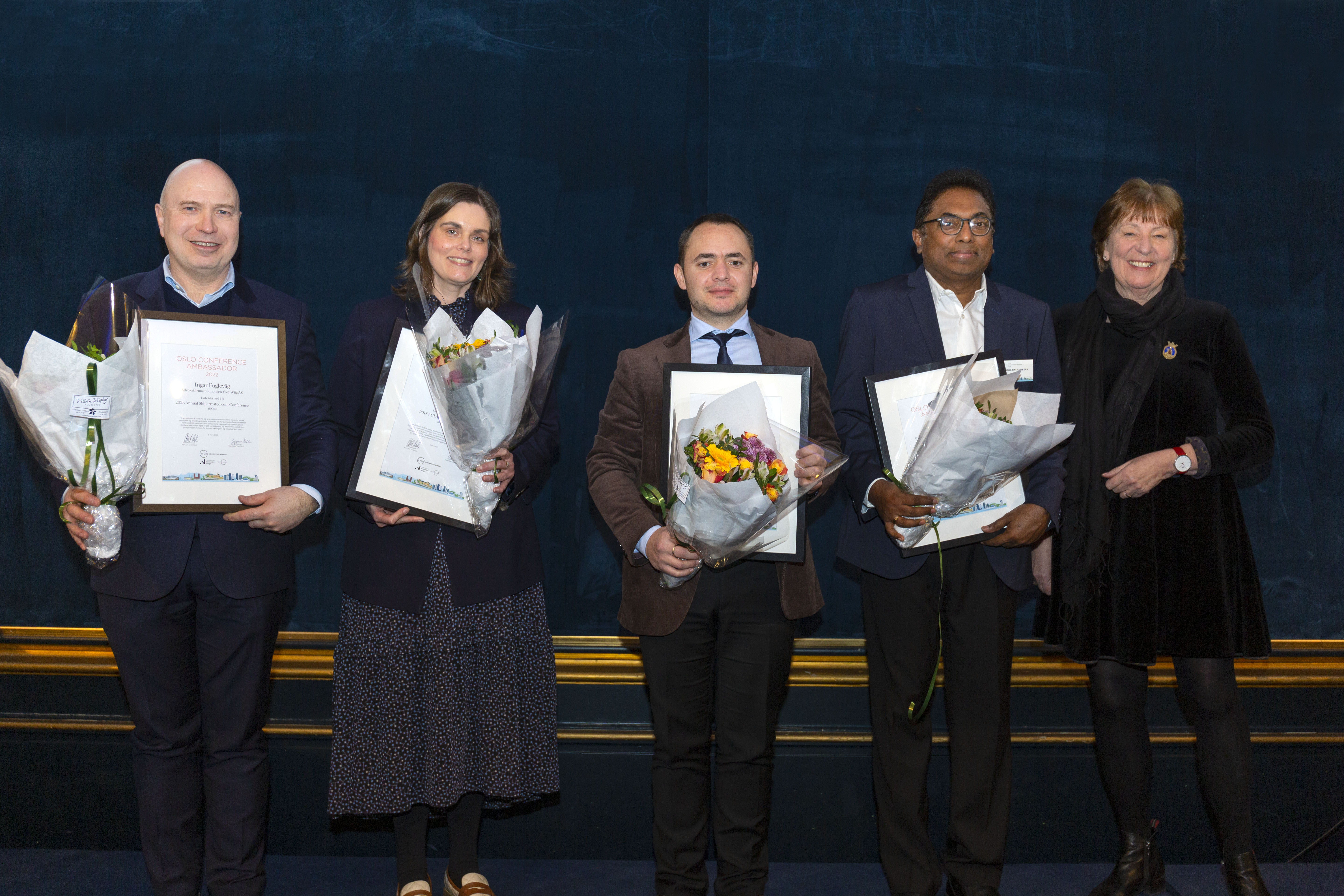 Ordføreren sammen med de nyutnevnte ambassadørene som var tilstede og fikk diplom. F.v.: Ingar Fuglevåg, Silke Salbert, Sotirios Grammatikos, Harsha Ratnaweera og ordfører Marianne Borgen.
